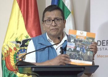 El defensor del Pueblo, Pedro Callisaya, presenta el informe defensorial.