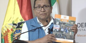 El defensor del Pueblo, Pedro Callisaya, presenta el informe defensorial.