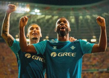 Antony y Cédricv Bakambu festejan la clasificación