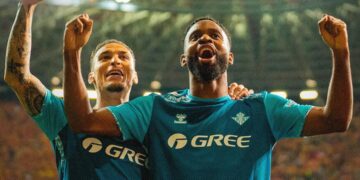 Antony y Cédricv Bakambu festejan la clasificación