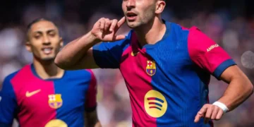 Ferrán Torrez celebra su gol ante la mirada de Raphinha