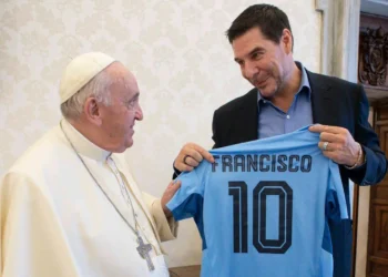 Marcelo Claure entrega la camiseta de Bolívar al papa Francisco