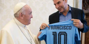 Marcelo Claure entrega la camiseta de Bolívar al papa Francisco