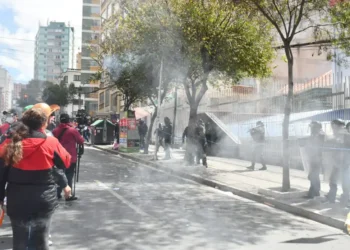 La Policía hace uso de agentes químicos para replegar la marcha. Foto: AFP.