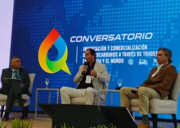 Julio Faldin de Argus Media, Armin Dorgathen de YPFB y Rafael Martínez de Petroperú.