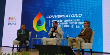 Julio Faldin de Argus Media, Armin Dorgathen de YPFB y Rafael Martínez de Petroperú.