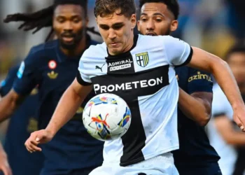 El argentino Pellegrino controla el balón