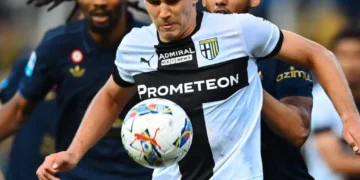 El argentino Pellegrino controla el balón