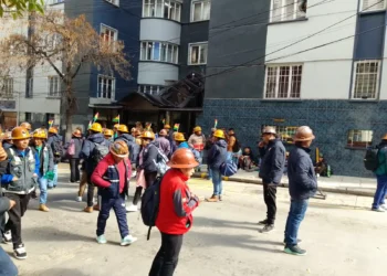 Mineros toman unas calles cercanas a la Autoridad Jurisdiccional Administrativa Minera (AJAM). Foto: Rafael Sempertegui.