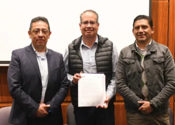 Alejandro Vargas Sánchez, Vicerrector del Campus Fernando Illanes; Eduardo Silva, gerente ejecutivo de La Razón y Dany Fernández, gerente general de La Razón.