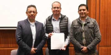 Alejandro Vargas Sánchez, Vicerrector del Campus Fernando Illanes; Eduardo Silva, gerente ejecutivo de La Razón y Dany Fernández, gerente general de La Razón.