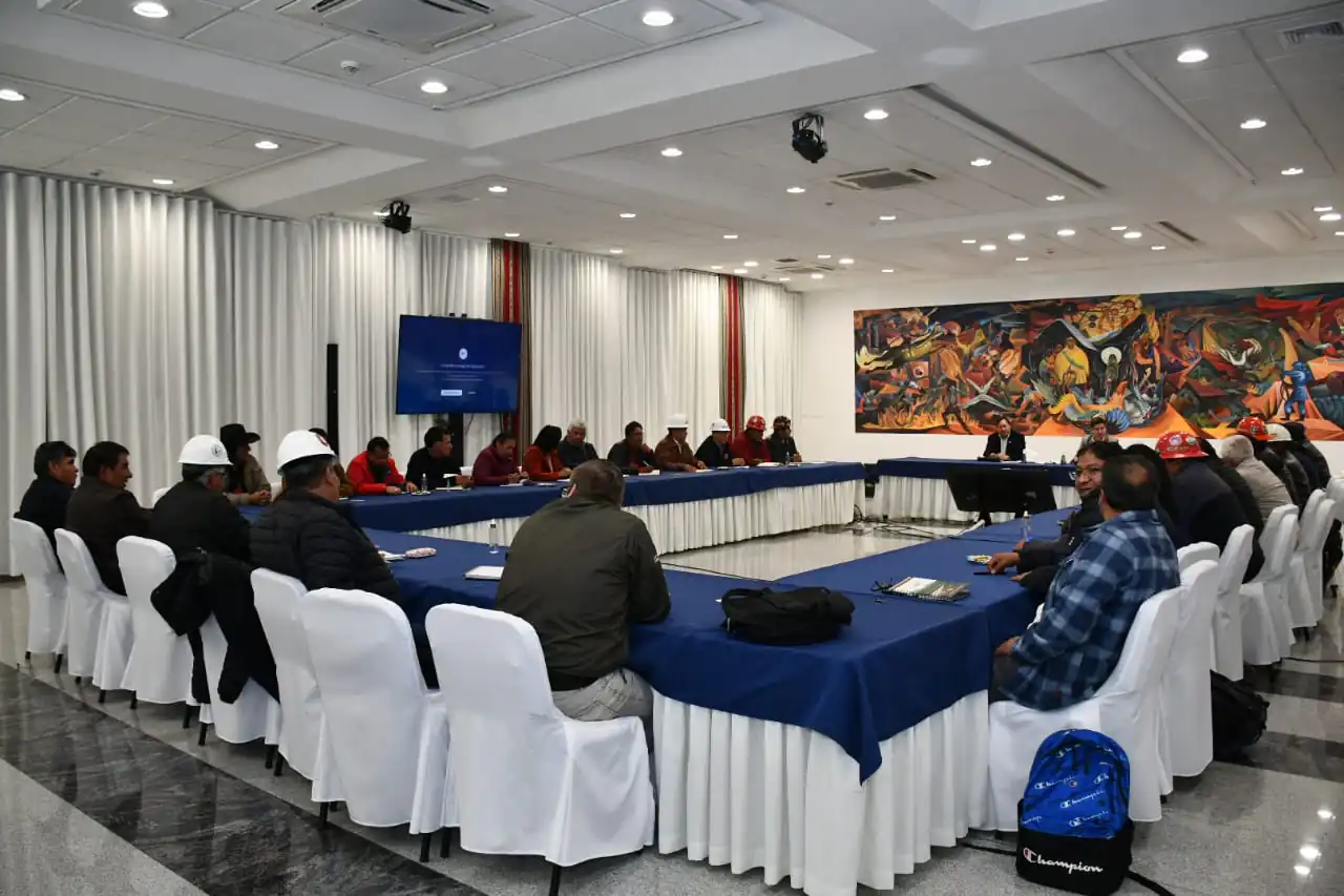 Reunión entre el Gobierno y la COB.
Foto: APG