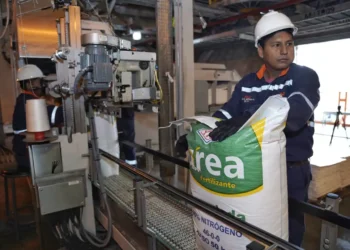 Un trabajador de la planta participa de una de las fases de producción del fertilizante. FOTO: YPFB