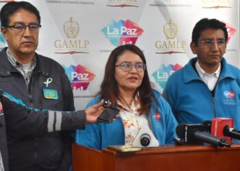 La directora Jurídica de la Alcaldía de La Paz, Amparo Morales, en conferencia de prensa.
