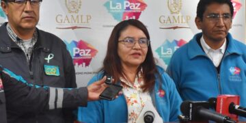 La directora Jurídica de la Alcaldía de La Paz, Amparo Morales, en conferencia de prensa.