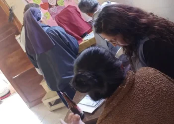 Delegación defensorial habla sobre el decreto presidencial con privadas de libertad de la cárcel de Obrajes.