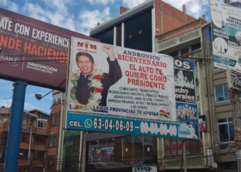 Un banner con la imagen de Andrónico Rodríguez apareció en la zona Ballivián de El Alto.