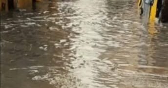 La calle Honda de la ciudad de La Paz quedó inundada luego de una torrencial lluvia.