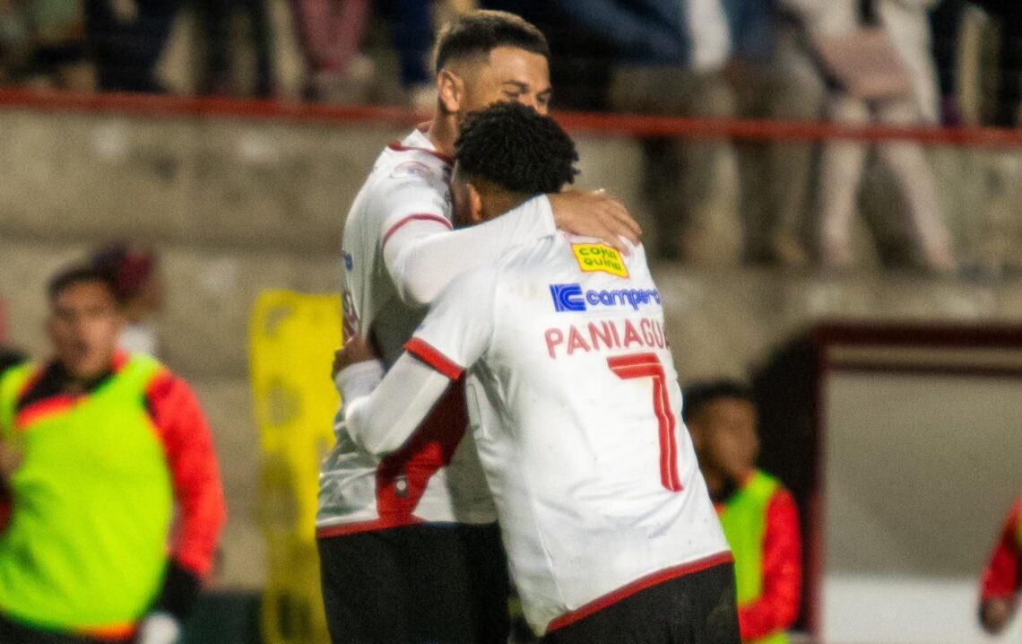 Brian Sobrero y Moisés Paniagua se abrazan tras el primer gol del primer en el estadio alteño.