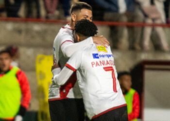 Brian Sobrero y Moisés Paniagua se abrazan tras el primer gol del primer en el estadio alteño.