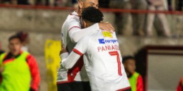 Brian Sobrero y Moisés Paniagua se abrazan tras el primer gol del primer en el estadio alteño.