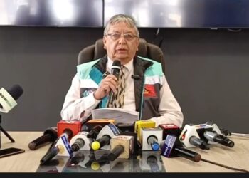 El asesor de la Alcaldía, óscar Navarro, en conferencia de prensa.