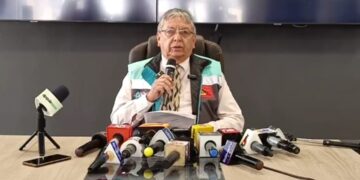 El asesor de la Alcaldía, óscar Navarro, en conferencia de prensa.