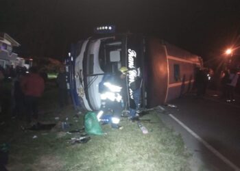 El bus que se accidentó en la carretera.