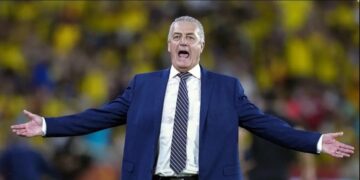 Gustavo Alfaro exaltado luego de un partido
