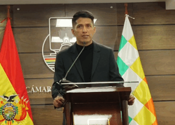 El presidente del Senado, Andrónico Rodríguez, brinda conferencia de prensa.