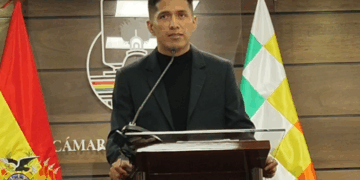 El presidente del Senado, Andrónico Rodríguez, brinda conferencia de prensa.