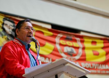 El presidente Luis Arce en el acto de la COB.