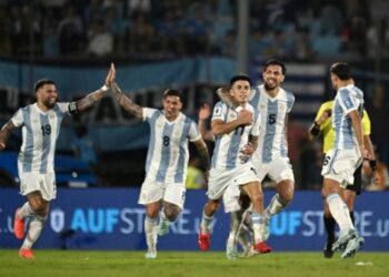 Thiago Almada celebra con sus compañeros tras anotar en duelo ante Uruguay