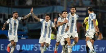 Thiago Almada celebra con sus compañeros tras anotar en duelo ante Uruguay