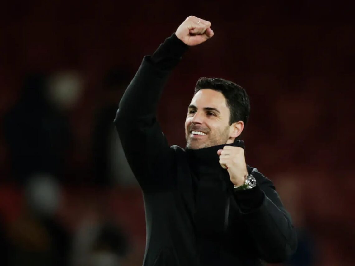 Mikel Arteta levantando el brazo
