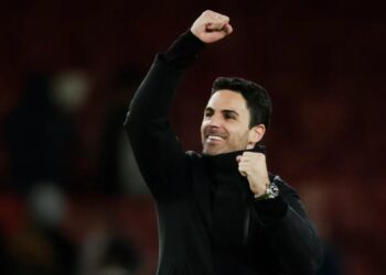 Mikel Arteta levantando el brazo