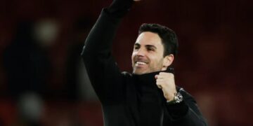Mikel Arteta levantando el brazo