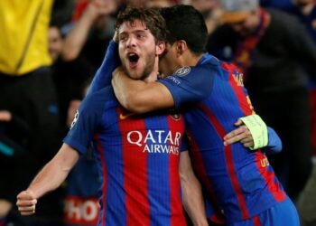 Sergi Roberto es felicitado tras marcar el gol de la remontada