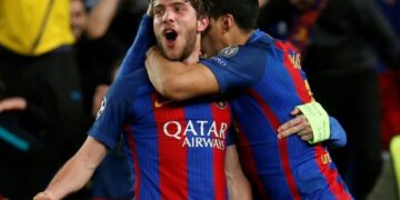 Sergi Roberto es felicitado tras marcar el gol de la remontada