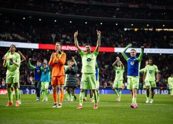 Jugadores del Barcelona celebran la clasificación