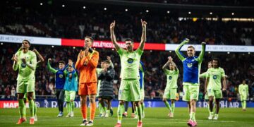 Jugadores del Barcelona celebran la clasificación