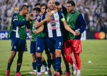 Hernán Barcos festeja junto a sus compañeros