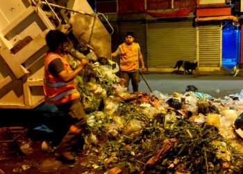 La basura se acumula en varios puntos de la ciudad.