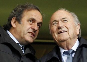 Michel Platini junto a Joseph Blatter