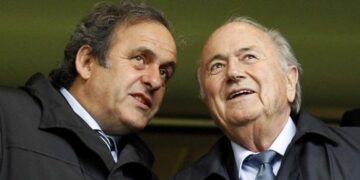 Michel Platini junto a Joseph Blatter