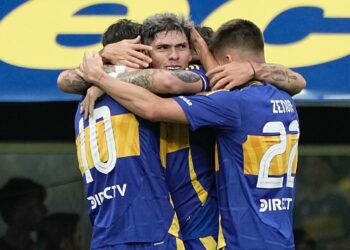 Jugadores de Boca Juniors se abrazan al festejar un gol