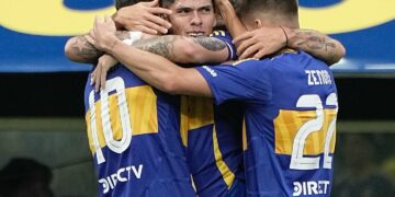 Jugadores de Boca Juniors se abrazan al festejar un gol