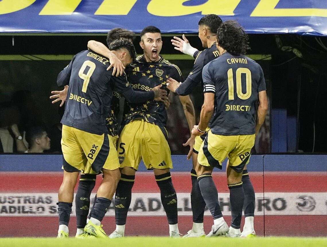 El plantel de Boca Juniors celebra un gol
