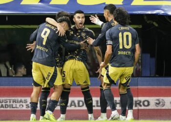El plantel de Boca Juniors celebra un gol