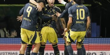 El plantel de Boca Juniors celebra un gol